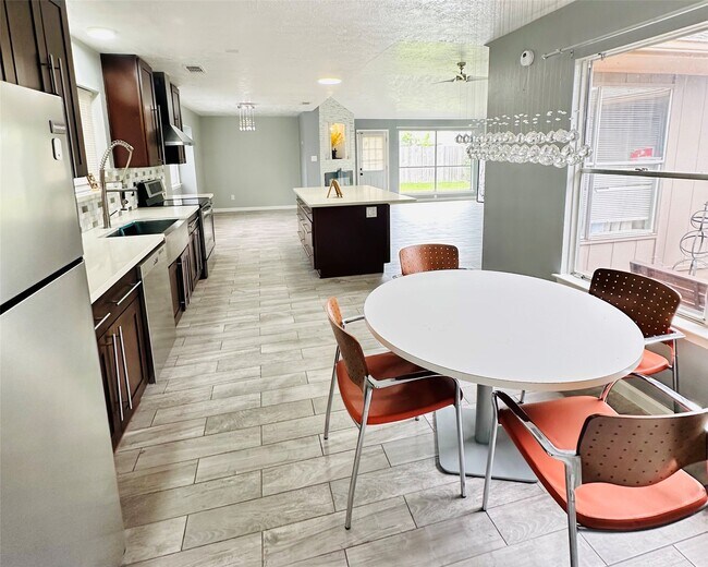 Building Photo - 2115 Barrington Pl Dr