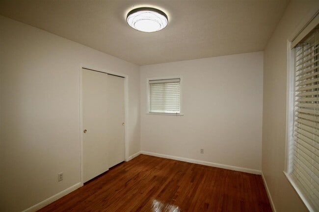 Building Photo - 520 N Hale St