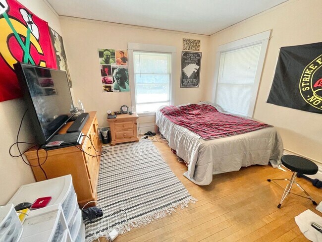 Building Photo - 128 Lathrop St