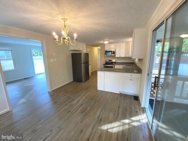 Building Photo - 611 Yorktown Blvd