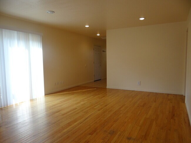 Building Photo - Fabulous Home- With Mother in Law Apartment