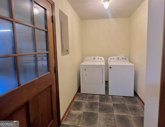 Building Photo - 204 Tanglewood Dr