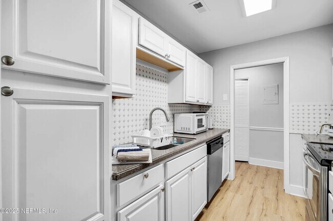 Building Photo - 4315 Plaza Gate Ln S