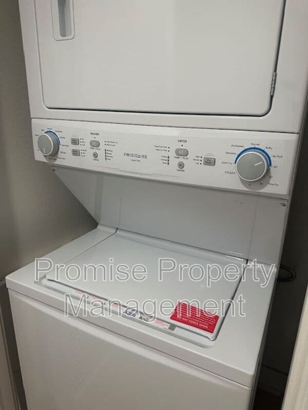 Building Photo - 12837 Moorpark St