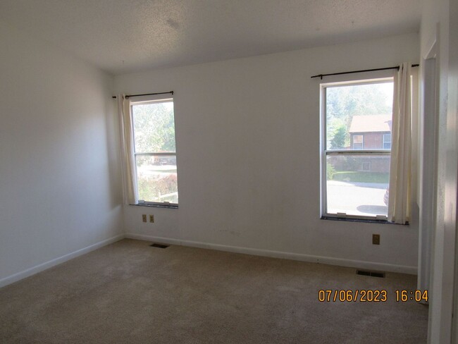 Building Photo - COMFORTABLE, SINGLE FAMILY HOME!