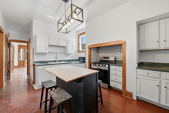 Building Photo - 1526 N Springfield Ave