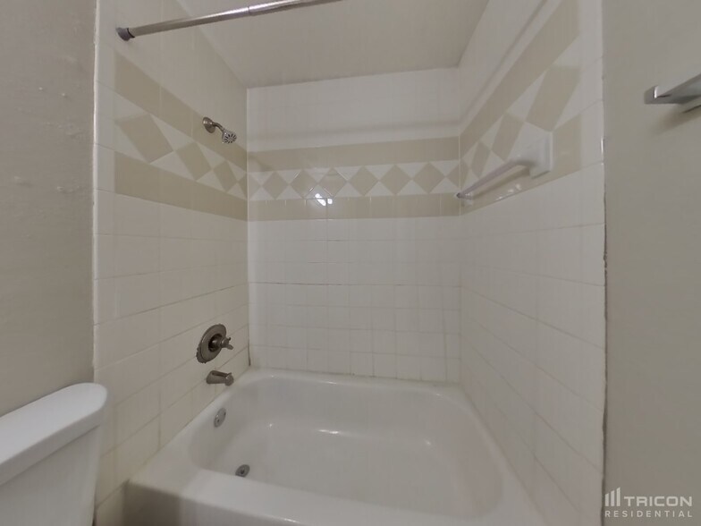 Building Photo - 930 Liberty Dr
