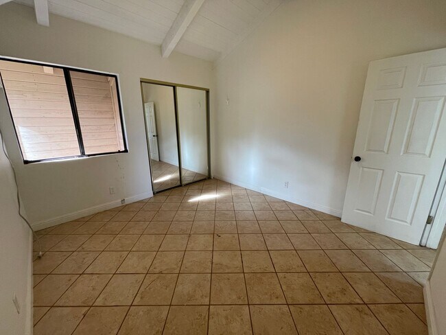 Building Photo - Spacious Mahinahina 3 Bedroom