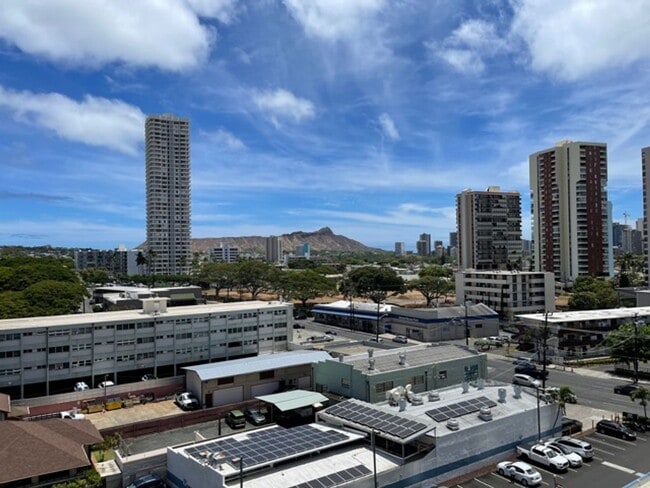 Building Photo - Studio w/ parking -Close to UH! Views of Diamond Head- Electricity Included