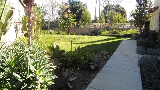 Building Photo - 3BR 2.5 BA 2 Story Home with 2 Car Garage