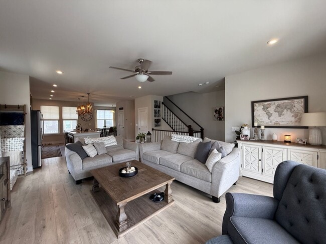 Building Photo - Gorgeous Potomac Shores End Unit Townhome