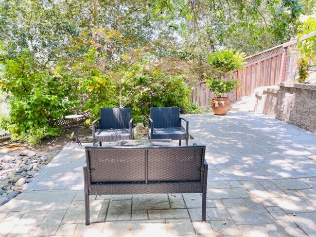 Building Photo - FURNISHED!!! Charming 2BD/1BA Single-Story...