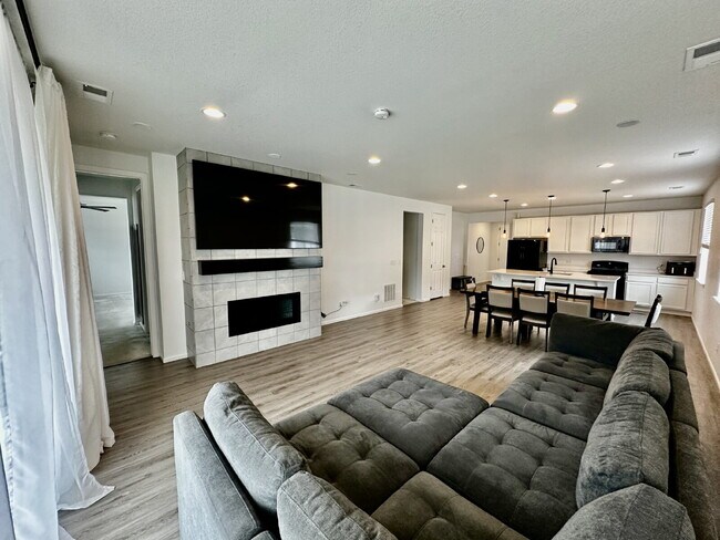 Building Photo - "Charming 4-Bedroom Castle Rock Home with Spacious Living!"