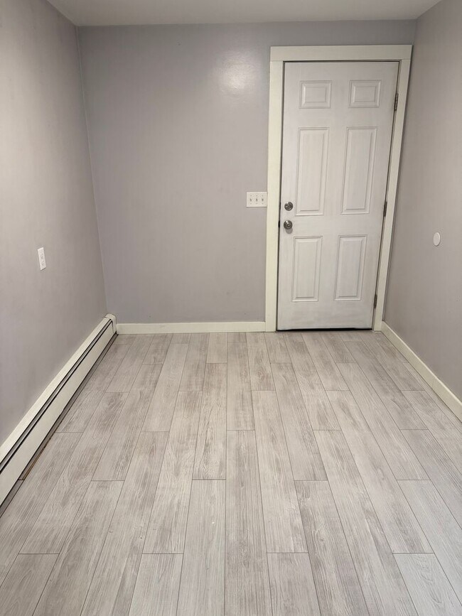 Building Photo - Dunbar Ave (121)