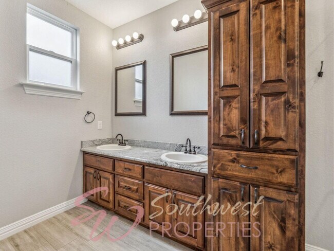 Building Photo - Stunning 5 bedroom, 3.5 bath in Elk Ridge Estates!