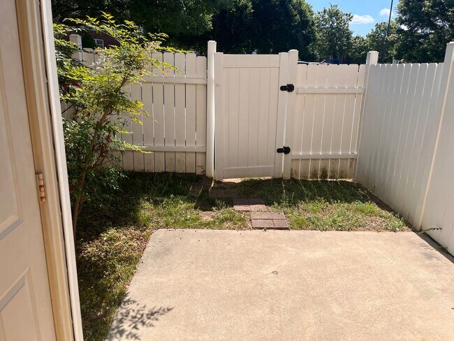 Building Photo - Charming 2 Bed Home in Cary