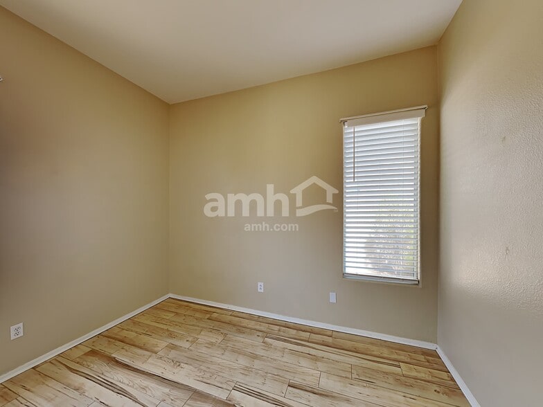 Building Photo - 15843 N 135th Dr