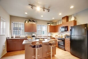 Building Photo - Brookstone at Edgewater Townhomes