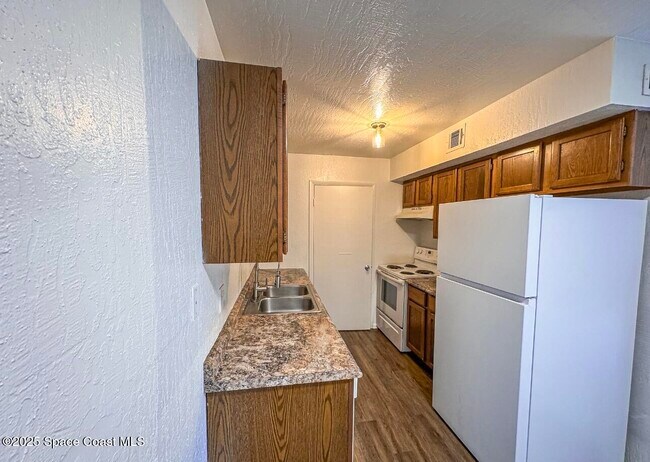 Building Photo - 2130 Forest Knoll Dr NE