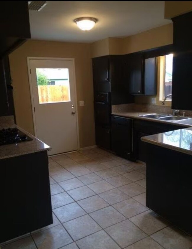 Building Photo - Nice home with a pool for rent in Visalia!