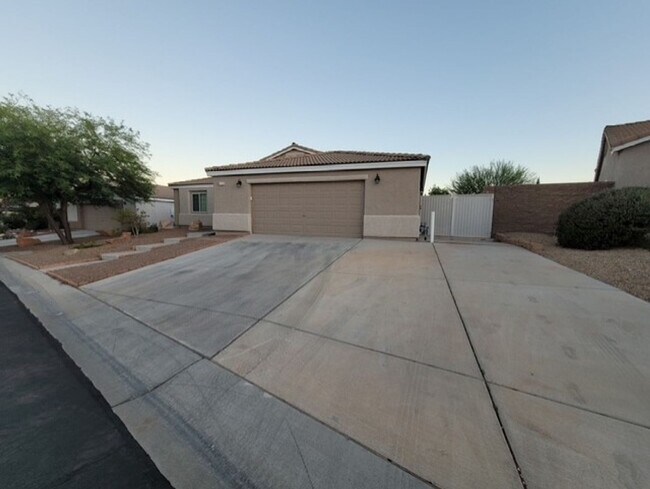 Building Photo - 8123 W Making Memories Pl