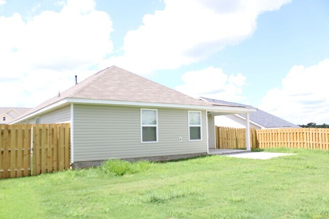Building Photo - New 3 Bedroom 2 Bath Grovetown