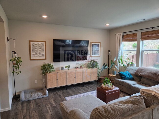 Building Photo - Check Out This Beautiful 4 Bedroom, 2.5 Bath Home!