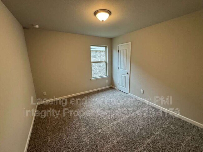 Building Photo - 325 White Pine Dr