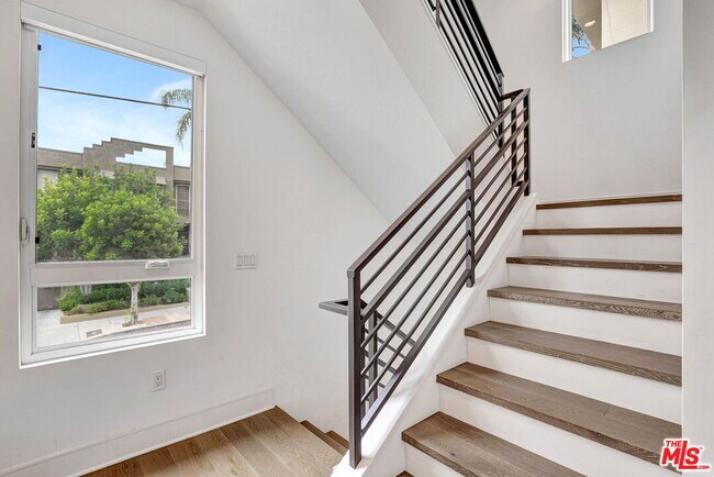 Building Photo - 1414 1/2 N Stanley Ave
