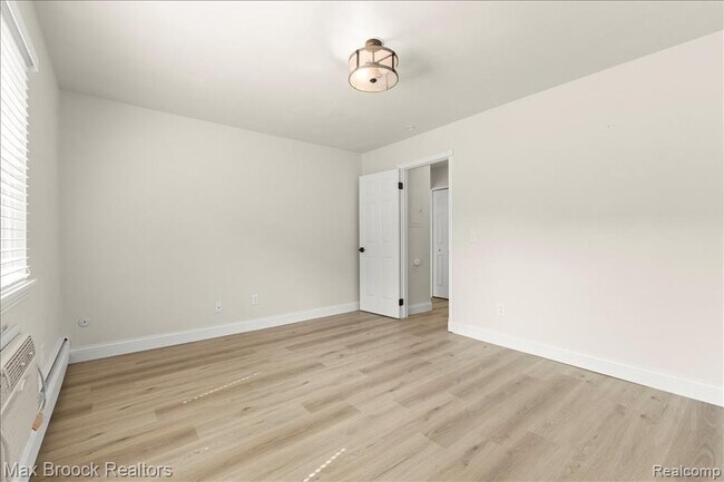 Building Photo - 2425 Torquay Ave