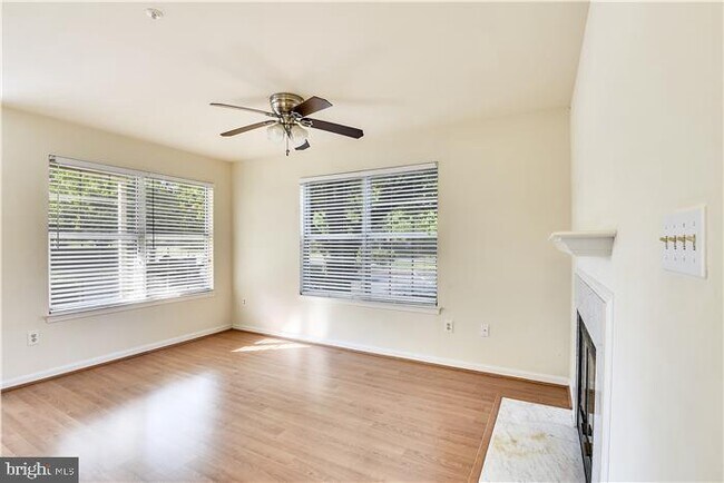 Building Photo - 925 Hillside Lake Terrace