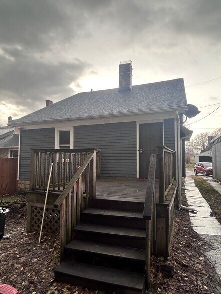 Building Photo - 9501 Rosewood Ave