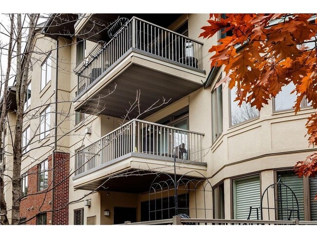 Building Photo - 5250 Grandview Square