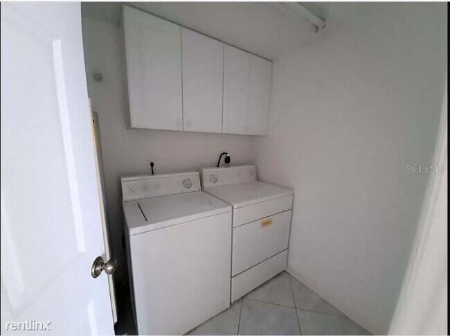 Building Photo - 6495 Shoreline Dr