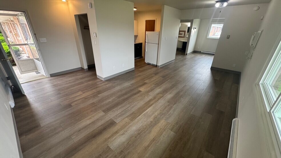 Building Photo - 655 Columbia Dr