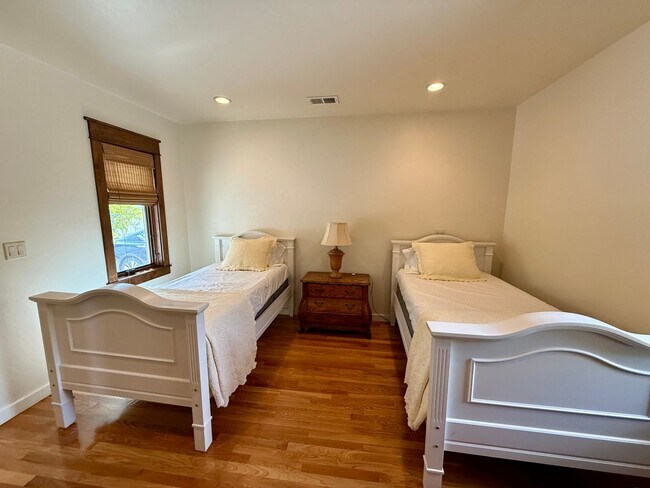 Building Photo - FLEXIBLE FULLY FURNISHED Point Loma Home! AC! All Utilities Included!