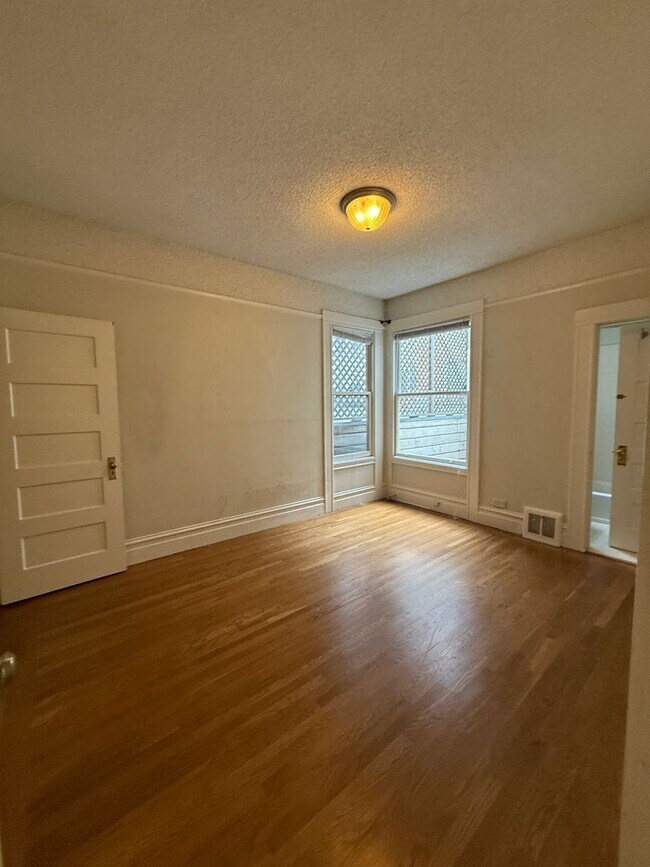 Building Photo - 2649