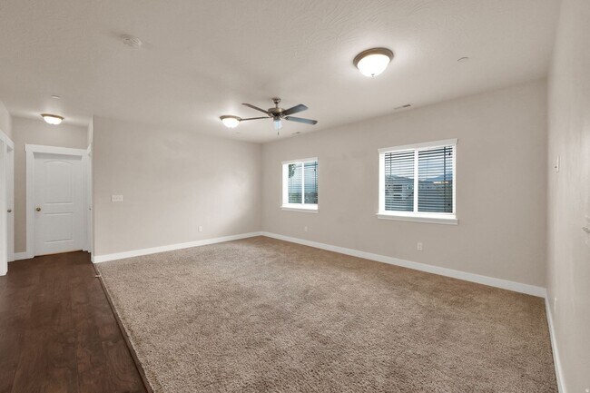 Building Photo - 1823 N Crest Rd