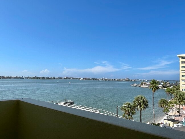 Building Photo - 4775 Cove Cir