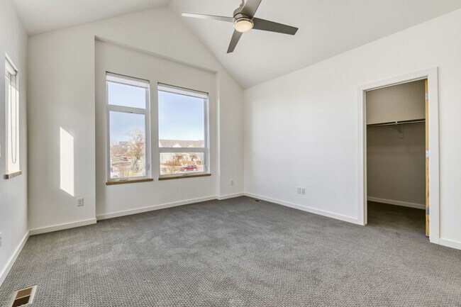 Building Photo - Bright Contemporary 3 Bedroom 2 Bath - August 1st!