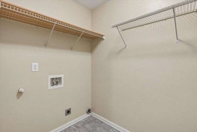 Building Photo - THREE BEDROOM PLUS BONUS OR FOURTH BEDROOM