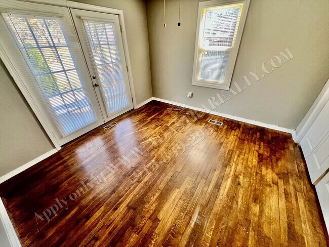 Building Photo - ADORABLE and CLEAN home in KCK-Available N...