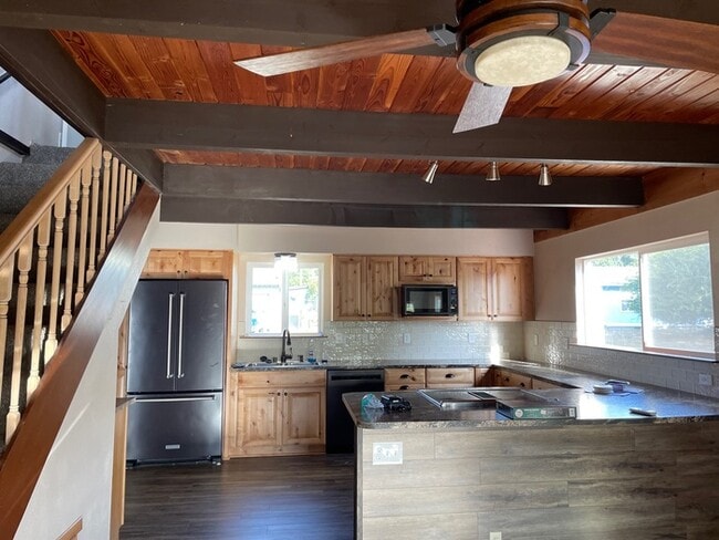 Building Photo - BEAUTIFUL THREE BEDROOM AT SILVER LAKE