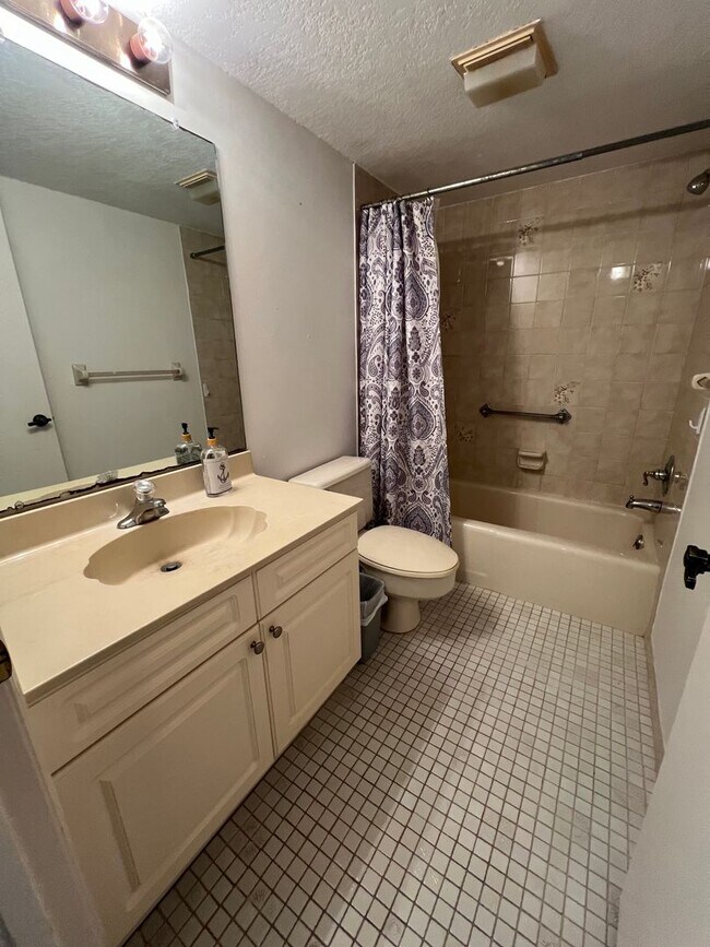 Building Photo - $1,150 * Annual **** 2 Bed / 2 Bath Condo ** Private, Gated Community - Rolls Landing **