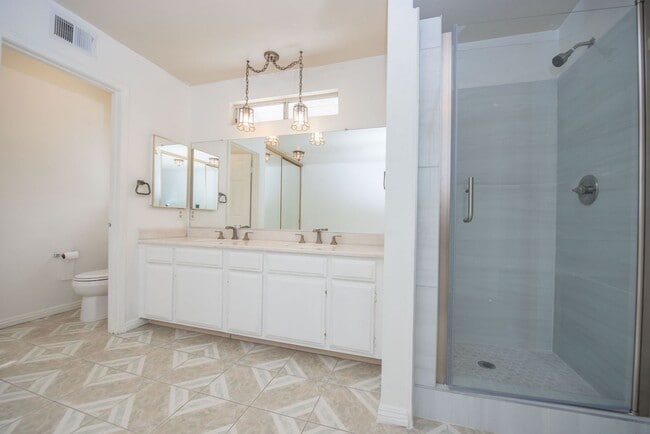 Building Photo - Rose Hills