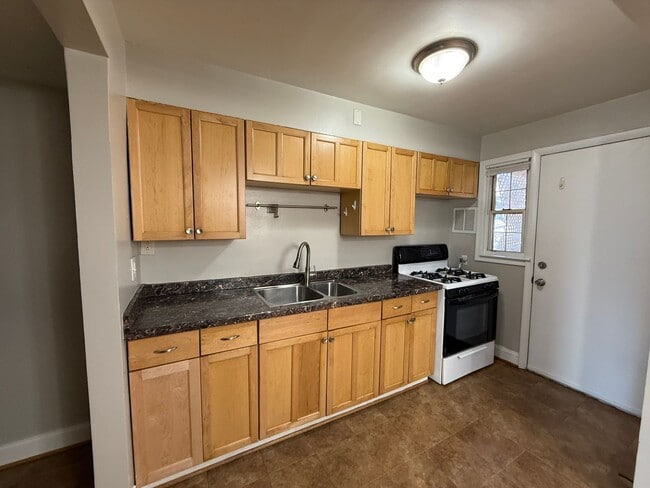 Building Photo - End Unit 3BR Townhome in Dundalk | Fresh Paint, Refinished Hardwood Floors, Fenced Yard, Off-Stre...