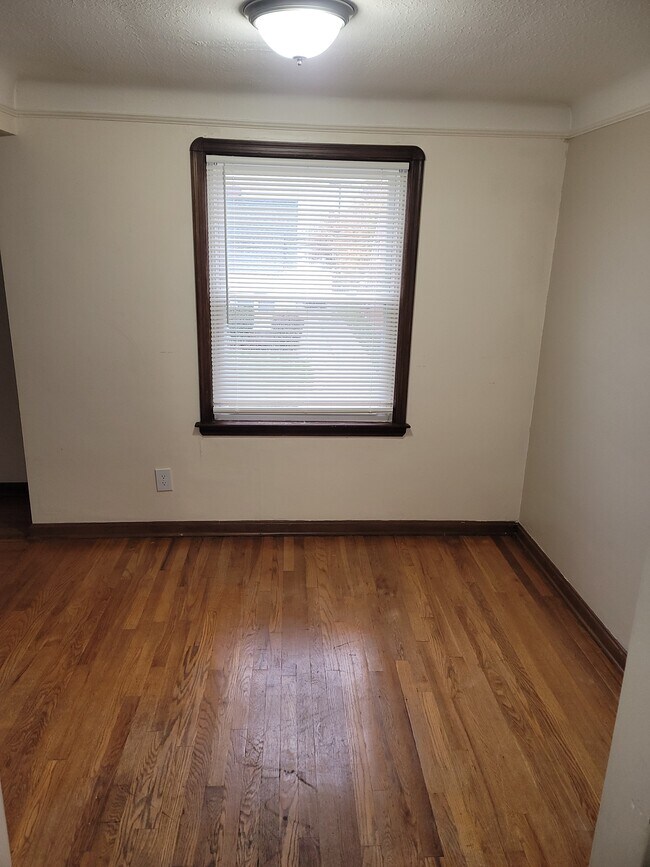 Building Photo - 4997 E 110th St