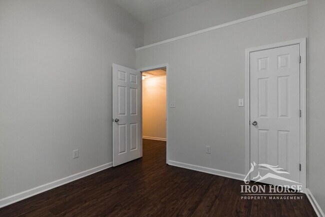 Building Photo - 112 Mint Pl