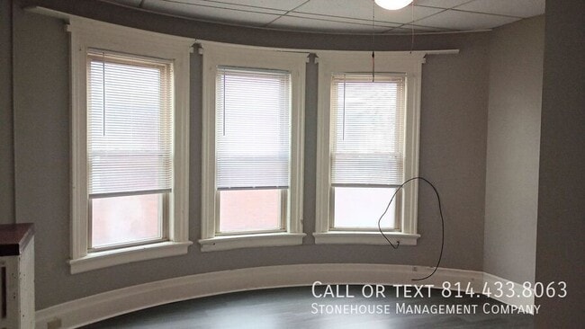 Building Photo - 440 W 10th St