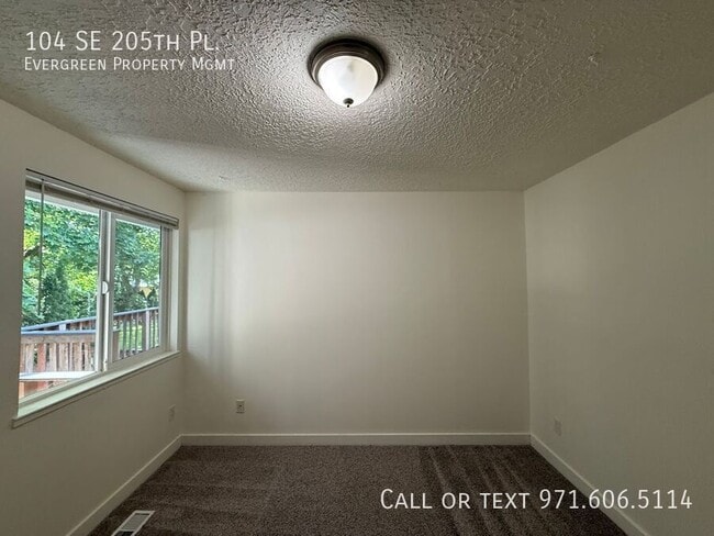 Building Photo - 104 SE 205th Pl